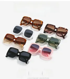 Présentation de lunettes de soleil carrées oversize en plusieurs couleurs comme l'écaille