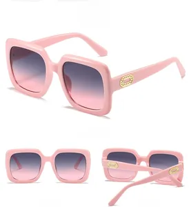Trois vues de lunettes de soleil carrées roses avec verres dégradés et décor doré