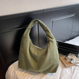 Sac hobo en velours côtelé vert olive avec fermeture éclair pour un style minimaliste