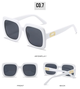 Vue sous trois angles de lunettes de soleil carrées blanches avec détails dorés