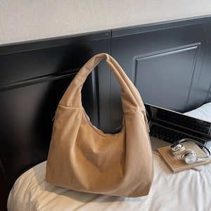 Sac hobo en velours côtelé kaki grande capacité, idéal pour les tenues décontractées d'hiver