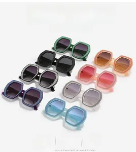 Vista piatta di occhiali da sole esagonali oversize colorati con montature glitterate