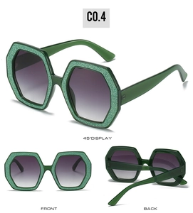 Occhiali da sole esagonali con montatura glitterata verde e lenti viola sfumate