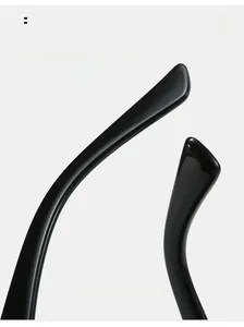 Dettaglio delle stanghette curve per occhiali da sole in nero lucido per un comfort extra