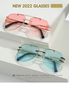 Détail de lunettes aviateur sans monture avec verres dégradés et branches en métal