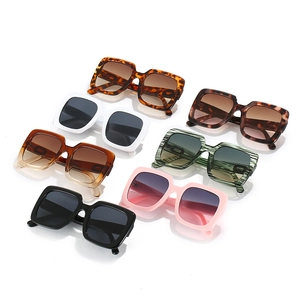 Lunettes de soleil carrées vintage pour femmes en plusieurs couleurs estivales chic