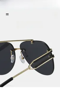 Détail de lunettes aviateur dorées montrant les charnières élastiques et les plaquettes