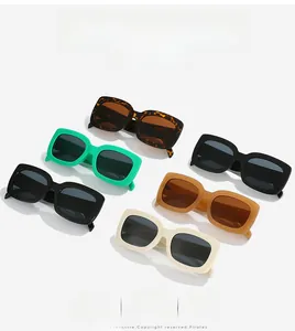Vue détaillée à plat de lunettes de soleil vintage carrées en écaille, vert et noir