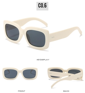 Vues sous trois angles de lunettes de soleil carrées blanc cassé avec verres gris foncé