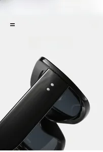 Vue détaillée de lunettes de soleil carrées noires avec rivets argentés et monture souple