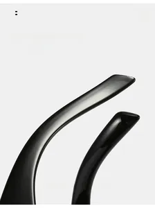 Détail des branches de lunettes ergonomiques incurvées en noir brillant pour le confort