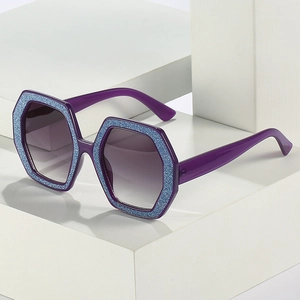 Occhiali da sole esagonali viola con inserti glitterati blu brillanti sulla montatura