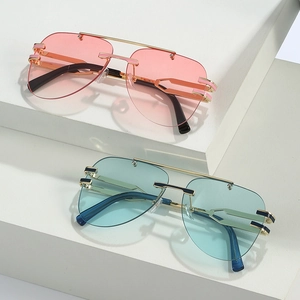 Lunettes de soleil aviateur sans monture avec verres dégradés roses et bleus chic