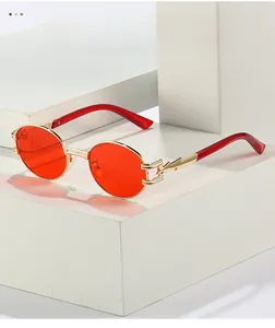 Dettaglio occhiali steampunk con lenti rosse e stanghette dorate a forma di fulmine
