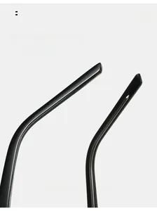 Gros plan des branches courbées noires brillantes de lunettes pour plus de confort