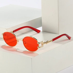 Occhiali da sole steampunk con lenti rosse ovali, montatura dorata e dettagli a fulmine