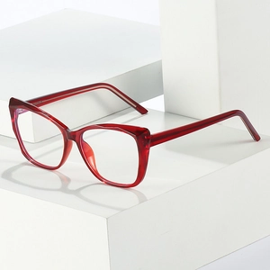Monture de lunettes œil-de-chat rouge translucide rétro sur blocs blancs