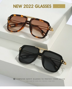 Détail de lunettes de soleil carrées avec pont en métal doré ajouré et charnières déco