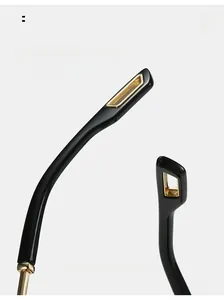 Détail de lunettes de soleil carrées avec branches noires courbées et accents dorés ajourés
