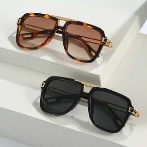 Lunettes de soleil carrées vintage avec double pont doré en noir et couleur écaille