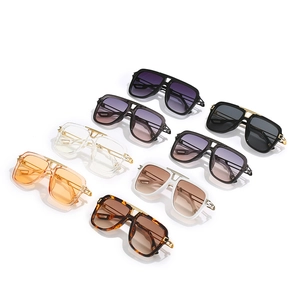 Lunettes de soleil aviateur carrées vintage avec double pont et branches en métal évidé