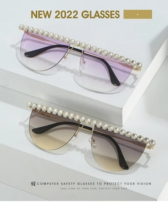 Détail de lunettes de soleil demi-cerclées avec strass et verres dégradés chic