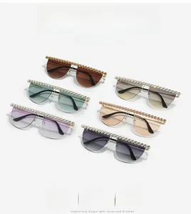 Sélection de six lunettes de soleil élégantes avec strass en diverses couleurs dégradées