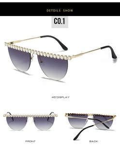 Détails de lunettes de soleil de luxe avec strass, verres dégradés violets et monture or