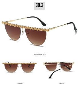 Vue en trois angles de lunettes de soleil dégradées marron avec strass et branches dorées
