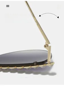 Détails des charnières en métal et des strass sur les lunettes de soleil à dégradé