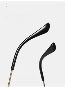 Détail des branches de lunettes incurvées noir et or pour un confort optimal