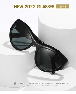 Vue macro des lunettes de soleil de sport steampunk noires sur un socle cylindrique