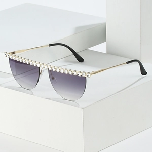 Lunettes de soleil pour femmes à strass avec monture dorée et verres dégradés violets