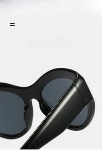 Détail de la monture noire légère et super élastique de ces lunettes de soleil de sport