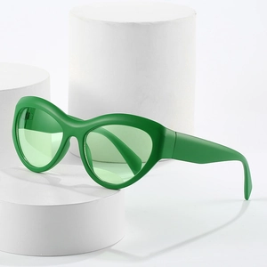 Lunettes de soleil de sport œil-de-chat steampunk avec monture verte et verres clairs
