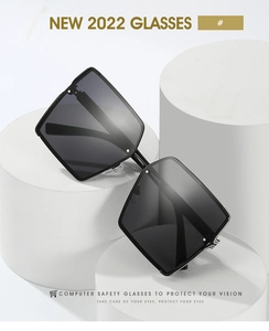 Détail de lunettes de soleil carrées noires avec rivets dorés sur supports géométriques