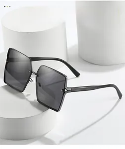 Détail de lunettes de soleil carrées avec des branches à rayures noires et blanches