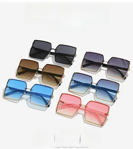 Détail de lunettes de soleil carrées avec six verres dégradés et montures dorées