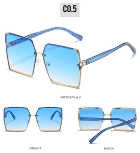 Trois angles de vue des lunettes de soleil carrées en métal avec verres bleus