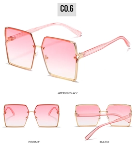 Vues détaillées de lunettes de soleil carrées avec verres dégradés roses et or