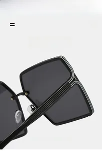 Détail de lunettes de soleil carrées montrant une texture horizontale et charnières dorées