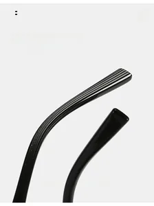 Détail de la branche de lunettes noire ergonomique avec texture linéaire chic