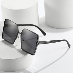 Lunettes de soleil carrées oversize avec monture géométrique et branches texturées