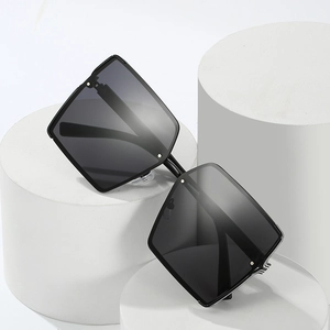 Lunettes de soleil carrées chic avec monture noire brillante et verres gris foncés