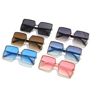 Lunettes de soleil carrées en métal avec verres dégradés multicolores style océan