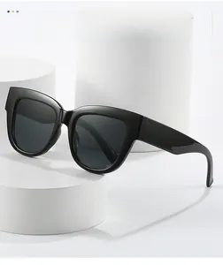 Lunettes de soleil œil de chat noires sur podiums blancs au style chic et minimaliste