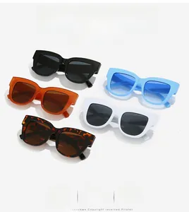 Lunettes de soleil œil de chat rétro en noir, bleu, orange, blanc et écaille de tortue