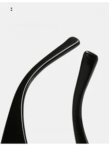 Détail des branches de lunettes noires courbées pour un ajustement ergonomique et confortable