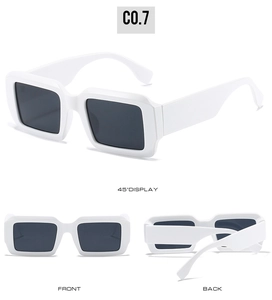 Vue sous trois angles de lunettes de soleil carrées blanches avec verres gris foncé et monture blanche large