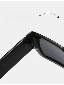 Détail macro des charnières robustes et spécifications du modèle sur les lunettes noires